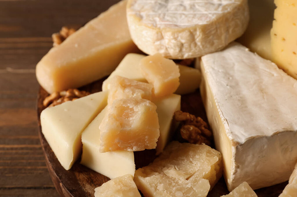 Tányér különböző típusú ízletes sajt az asztalon, közelkép - Fotó, kép