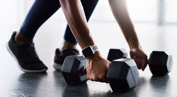 Получить контроль над вашей фитнес целей. женщина занимается с гантелями в спортзале - Фото, изображение
