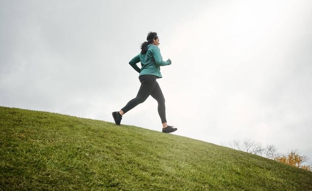 Elke dag is een goede dag om te hardlopen. een aantrekkelijke jonge vrouw gaat voor een run in de natuur - Foto, afbeelding