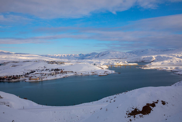 Erzincan tartomány, li kerület havas tájakkal, folyó és történelmi híd - Fotó, kép