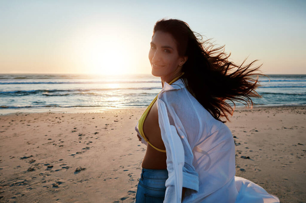 日没が私が来た理由です。美しい若い女性が夕日を眺めながらビーチで - 写真・画像