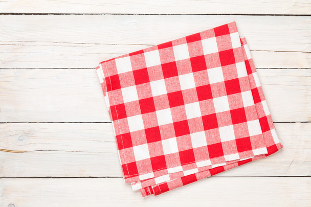 Κόκκινη πετσέτα πάνω από το τραπέζι της κουζίνας ξύλινα - Φωτογραφία, εικόνα