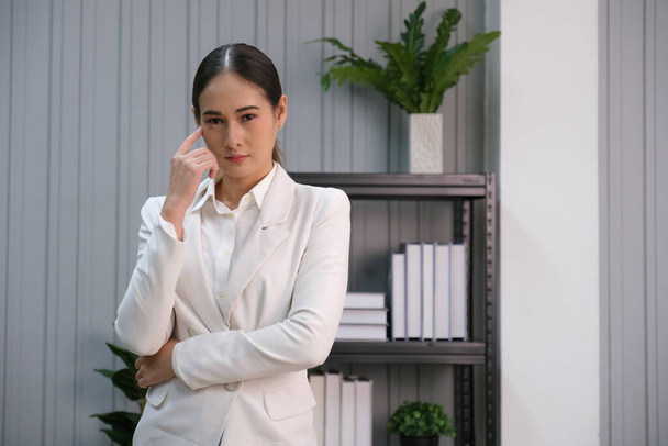Negocio mujer asiática de pie en la oficina - Foto, imagen