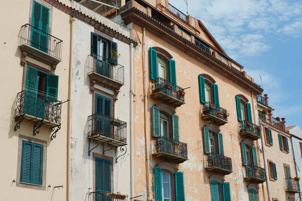 Fachada de edificios antiguos en el centro de Bosa, Cerdeña, Italia. Persianas en las ventanas, estética italiana. - Foto, Imagen