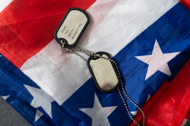 Військові токени на тлі американського прапора - Фото, зображення