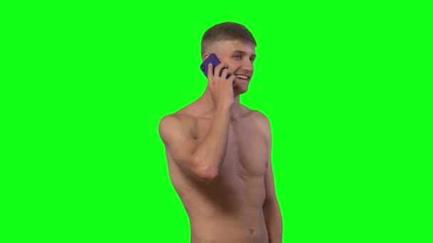 sem shirt.young cara atraente falando no telefone e dancing.green screen.athletic corpo de alta qualidade 4k imagens - Filmagem, Vídeo