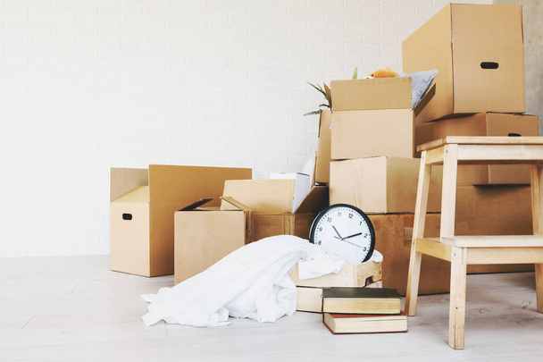Balené kartónové krabice a věci během stěhování do nového domova - Fotografie, Obrázek