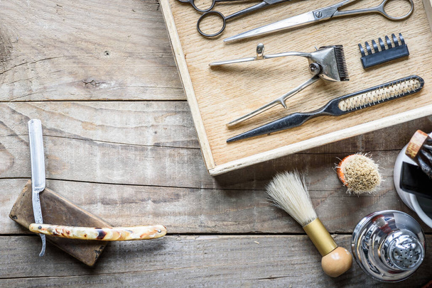ensemble d'outils de coiffeur sur fond en bois - Photo, image