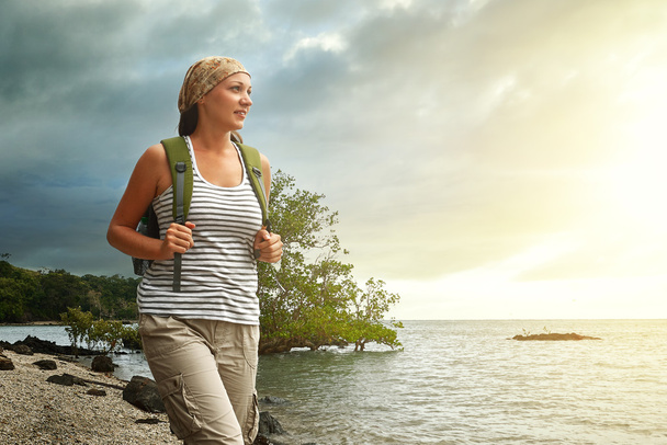 Туристична дівчина насолоджується видом на красивий захід сонця і моря, подорожі
 - Фото, зображення