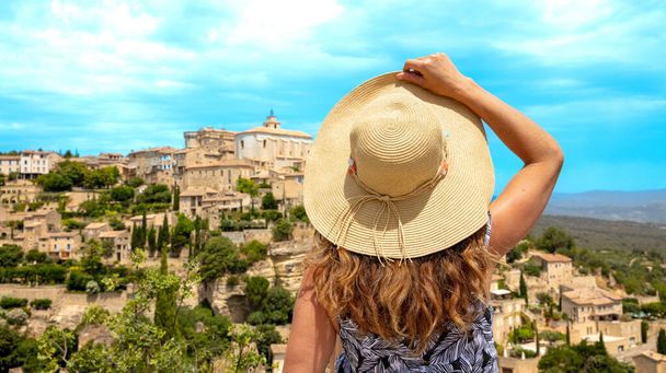 Woman tourist in France- Famous touristic village of Gordes in Provence - Foto, afbeelding