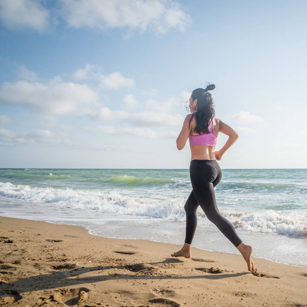 Fitness Girl working out on the beach making exercise. - Foto, Imagem