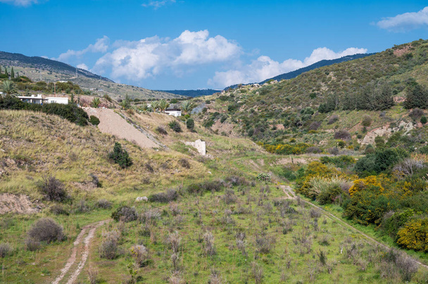 Zelené kopce se štěrkem a skálami v pohoří Peyia, Kypr - Fotografie, Obrázek