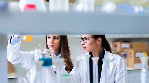 young female scientists working in laboratory  - Zdjęcie, obraz
