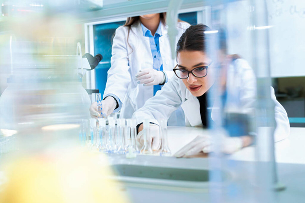 jeunes femmes scientifiques travaillant en laboratoire  - Photo, image
