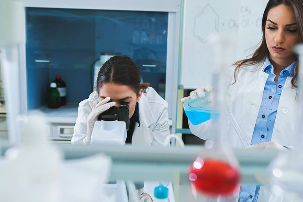 jóvenes científicas que trabajan en laboratorio  - Foto, imagen