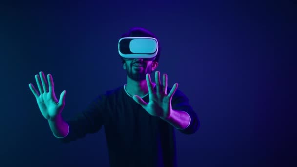 Metaverse realidad virtual mundo ciberespacio hombre jugar juego chico meta universo experiencia tecnología digital con gafas VR casco cyber gamer neón ultravioleta futurista espacio cyberpunk juego - Imágenes, Vídeo