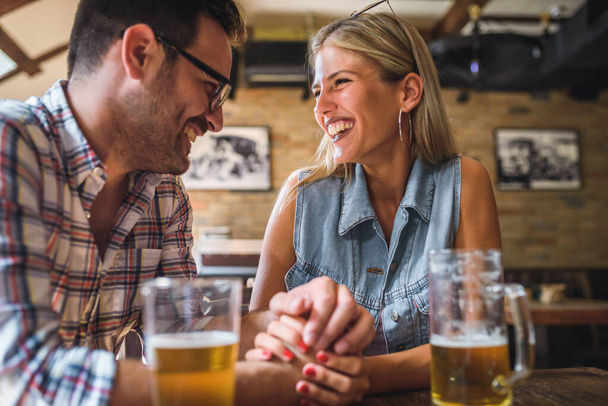 pareja bebiendo cerveza en el pub - Foto, Imagen