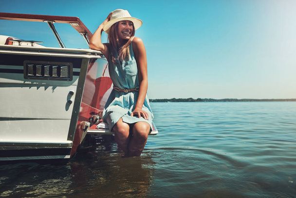 自然、リラクゼーションのための理想的な成分。魅力的な若い女性がプライベートヨットで一日を過ごし - 写真・画像