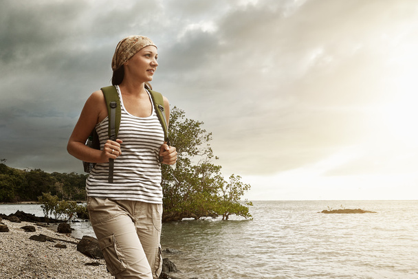 Туристична дівчина насолоджується видом на красивий захід сонця і моря, подорожі
 - Фото, зображення
