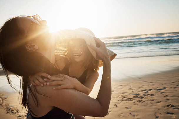 Гарний сміх на пляжі. молода жінка проводить день на пляжі зі своєю дочкою
 - Фото, зображення