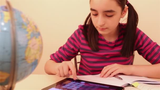 Школярка робить домашнє завдання за допомогою цифрового планшета
 - Кадри, відео