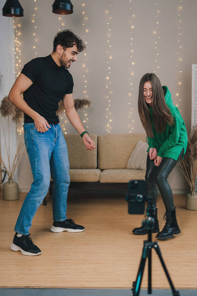 Duas pessoas influenciam homem e mulher, gravando vídeo de dança com smartphone para desafio. Redes sociais. Tecnologia da Internet. - Foto, Imagem