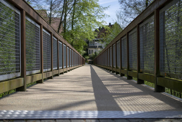 Мост через ручей. Германия. Билефельд. Маленький мост, фото высокого качества - Фото, изображение
