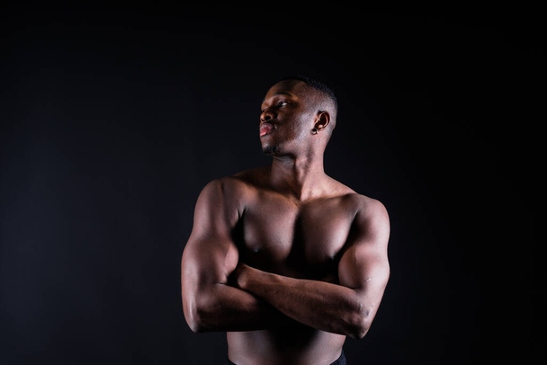 Svalnatý černý africký muž se svaly břicho, cvičení odhodlání a úspěch - Fotografie, Obrázek