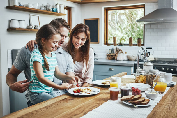 Объединяемся вокруг завтрака. семья, завтракающая вместе дома - Фото, изображение