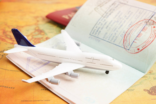 Documento di visto e passaporto per l'immigrazione in aeroporto nel paese.  - Foto, immagini