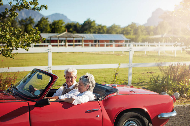 Les aventures ne s'arrêteront jamais. un couple de personnes âgées en voyage en voiture - Photo, image