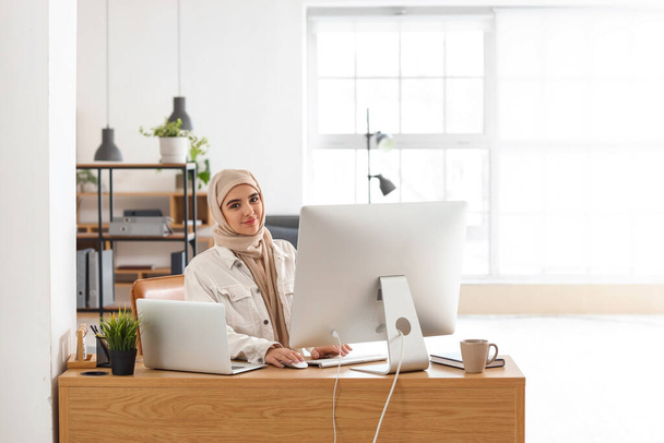 Arabian female programmer working in office - Фото, зображення