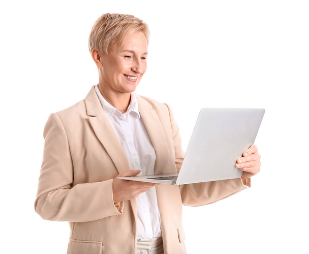 Стильная зрелая деловая женщина с ноутбуком на белом фоне - Фото, изображение