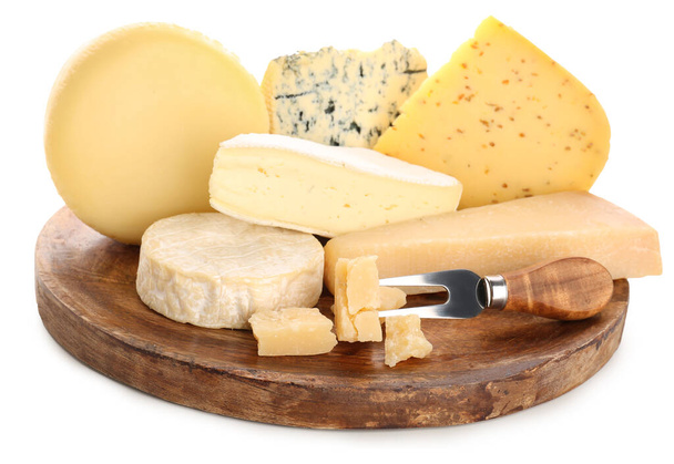 Lemez különböző típusú sajt izolált fehér alapon - Fotó, kép