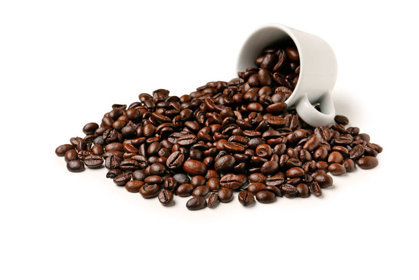 Кубок з смажених кавових зерен, ізольовані на білому тлі - Фото, зображення