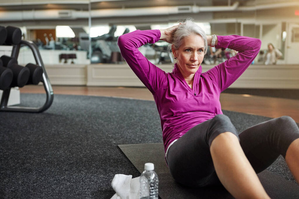 Націленість на покращення здоров'я та добробуту. зріла жінка, що працює в спортзалі
 - Фото, зображення