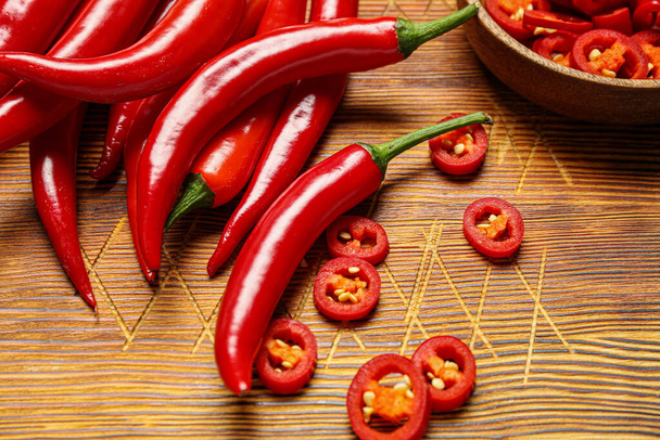Tuoreet chili-paprikat puupohjalla, lähikuva
 - Valokuva, kuva