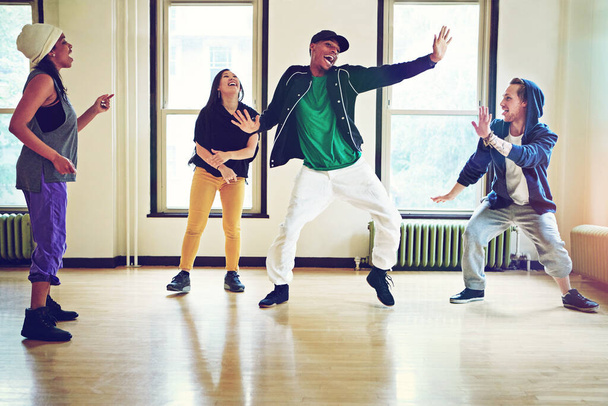 Ünnepeljük az életet mozgással. Egy csapat fiatal barát táncol együtt egy stúdióban. - Fotó, kép