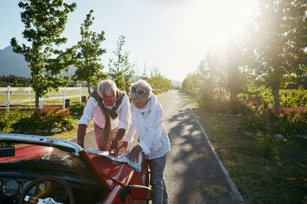 Hat Räder, wird reisen. Seniorenpaar auf Roadtrip - Foto, Bild