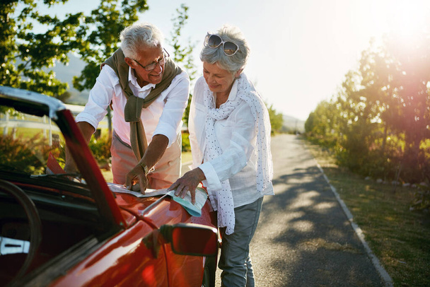 Debe haber diversión y emoción en sus años de jubilación. una pareja de ancianos en un viaje por carretera - Foto, imagen