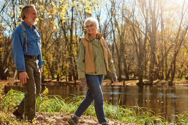 Die Wanderung des Ruhestands. Ein glückliches Seniorenpaar erkundet gemeinsam die Natur - Foto, Bild