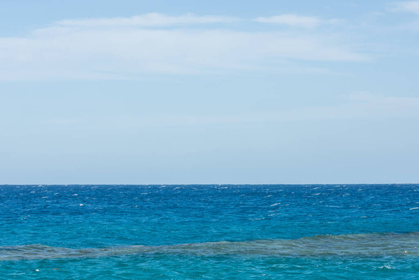 geweldig blauw water uit de zee met blauwe lucht in Egypte - Foto, afbeelding