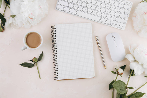 Weiblicher Arbeitsplatz mit offenem Notizblock und Kaffeemaschine, Tastatur, stilvollem Schreibmaterial und auf Pastell-Teble - Foto, Bild