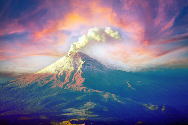 Volcán Popocatepetl activo en México con un cielo en llamas - Foto, imagen