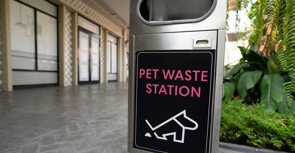 ペット廃棄物処理場。ペット廃棄物の浄化。犬の所有者のためのビン犬排泄物をきれいにする。犬のコンテナ。衛生的なペットのポップソリューション。屋外公共廃棄物ステーション。コミュニティペット廃棄物ステーション. - 写真・画像