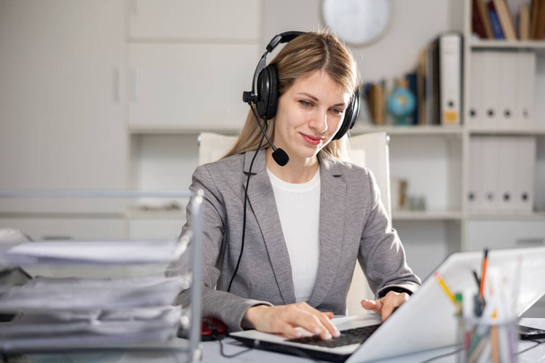 Call center woman operator with headset talking with client in agency - Φωτογραφία, εικόνα