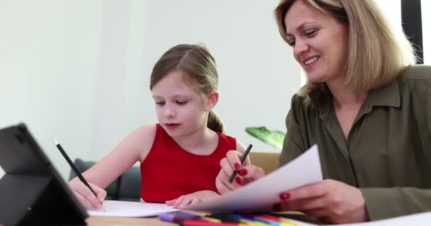 Маленькая девочка учится с учителем на уроке изобразительного искусства в школе 4k кино замедленной съемки. Образование для детей дошкольного возраста - Кадры, видео