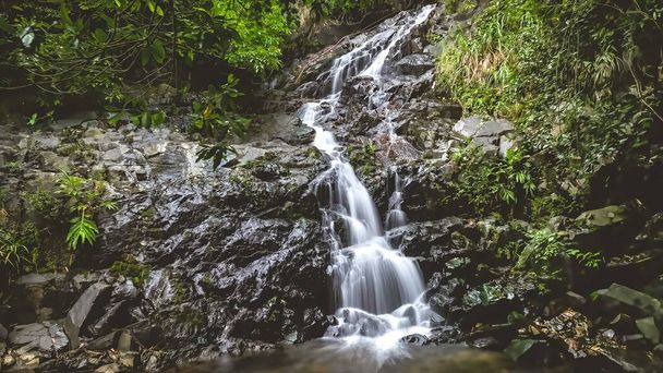 piękny wodospad w Siu Chik Sha, TKO - Zdjęcie, obraz