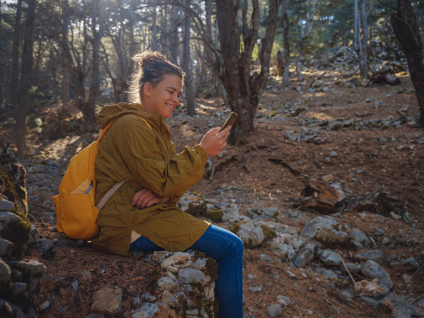 Кавказская женщина наслаждается природой, красивым лесом в горах. включает в себя свежий воздух и участие в мероприятиях на открытом воздухе. Концепция Friluftsliv означает, что нужно проводить как можно больше времени на открытом воздухе - Фото, изображение