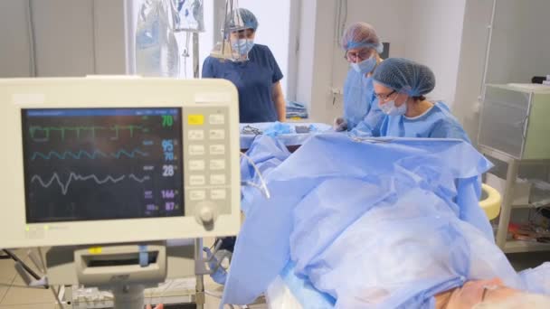 Παρακολούθηση των ζωτικών λειτουργιών του σώματος κατά τη διάρκεια καρδιοχειρουργικών επεμβάσεων με τη χρήση σύγχρονης οθόνης. Ιατρική παρακολούθηση κατά τη διάρκεια της επέμβασης. - Πλάνα, βίντεο